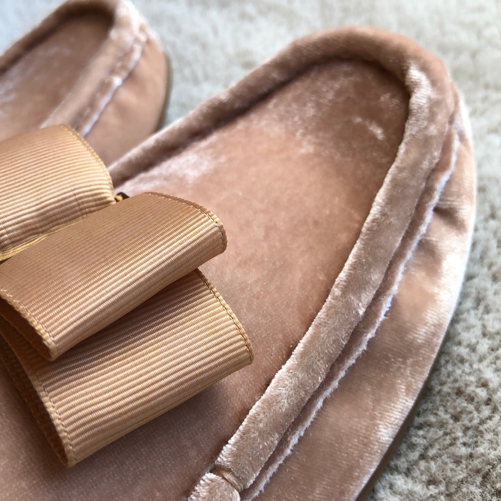 🎀 Velvet Moccasins with Grosgrain Bow 🎀 - Picture 3 of 12